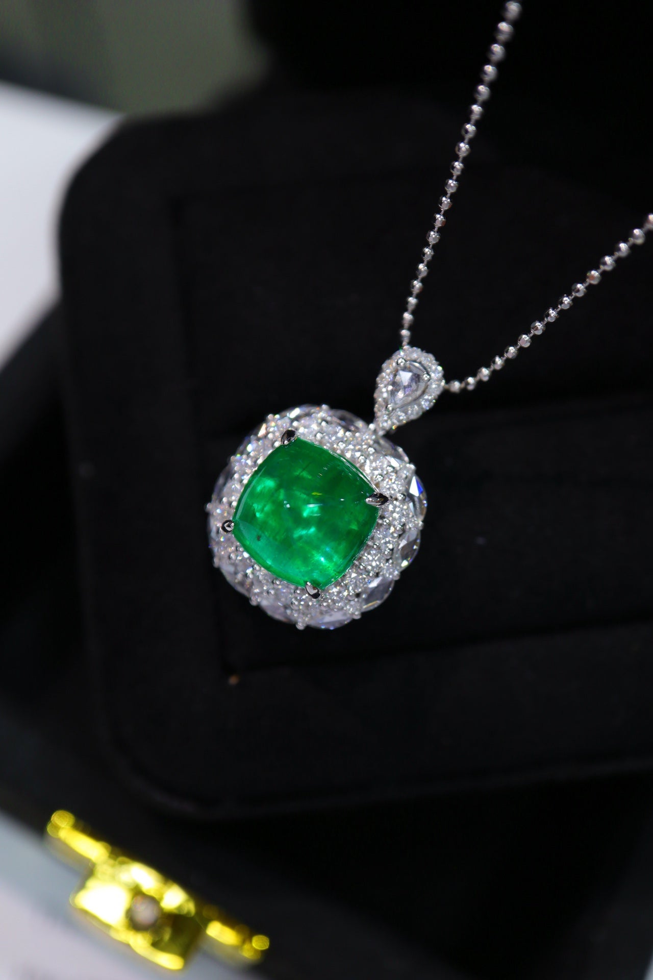 Luxurious Emerald Sugarloaf Pendant - A Jewelry Masterpiece