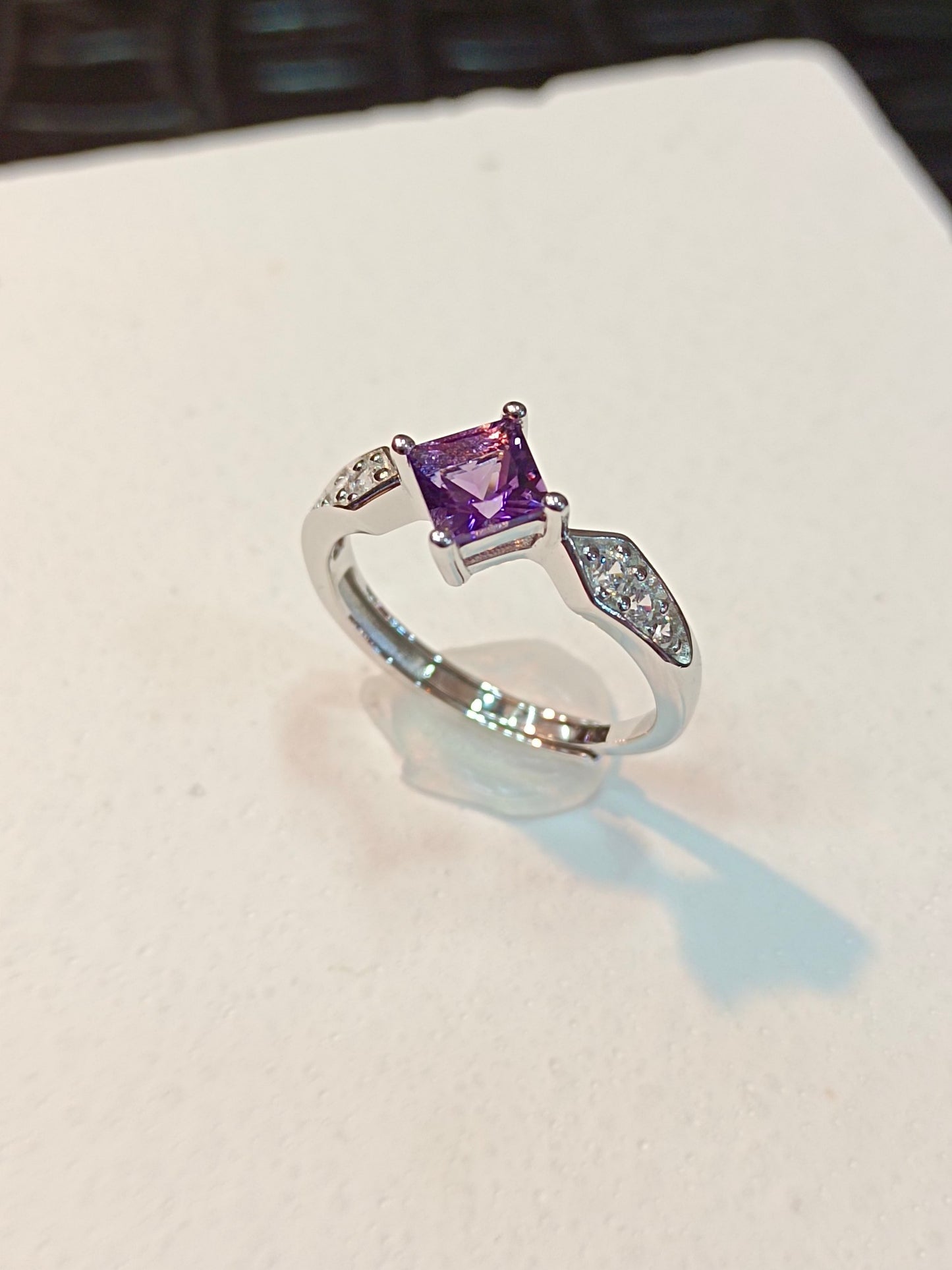 Elegante anello quadrato in argento sterling S925 con ametista viola con lavorazione artigianale in oro 18 carati