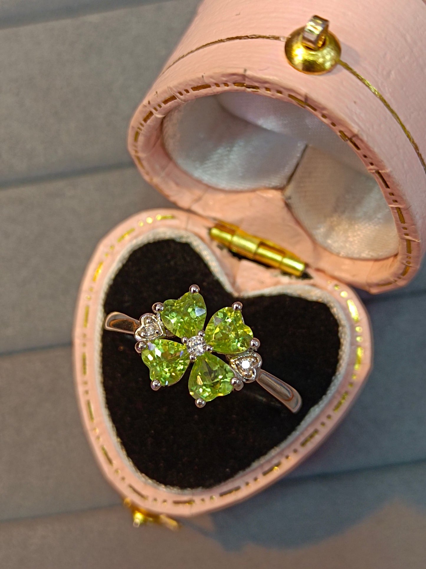 Anello in argento sterling S925 con quadrifoglio impreziosito da peridoto e cuore - Gioielli eleganti