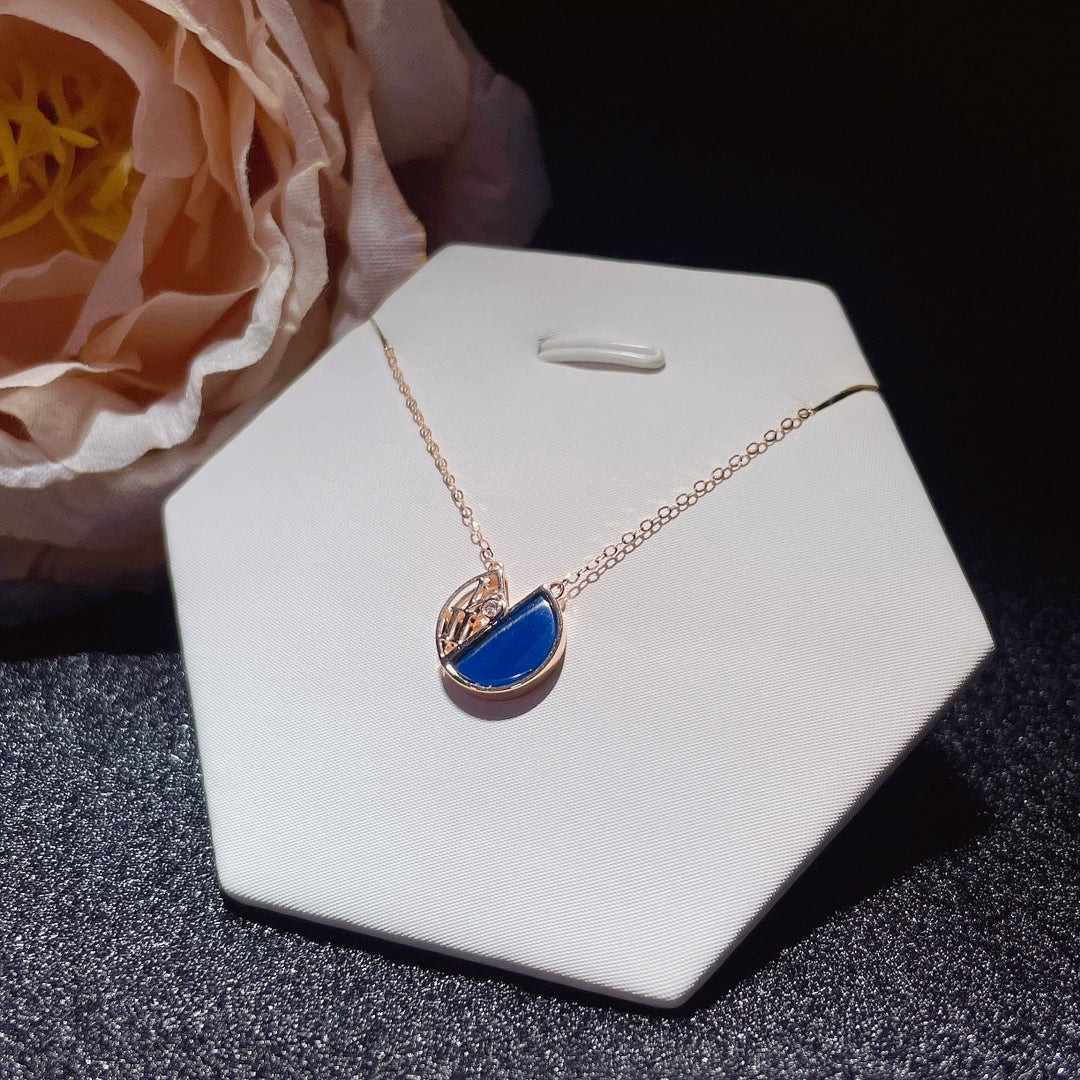 Pingente de âmbar azul dominicano embutido em ouro 18k - Embrace Everyday Joy