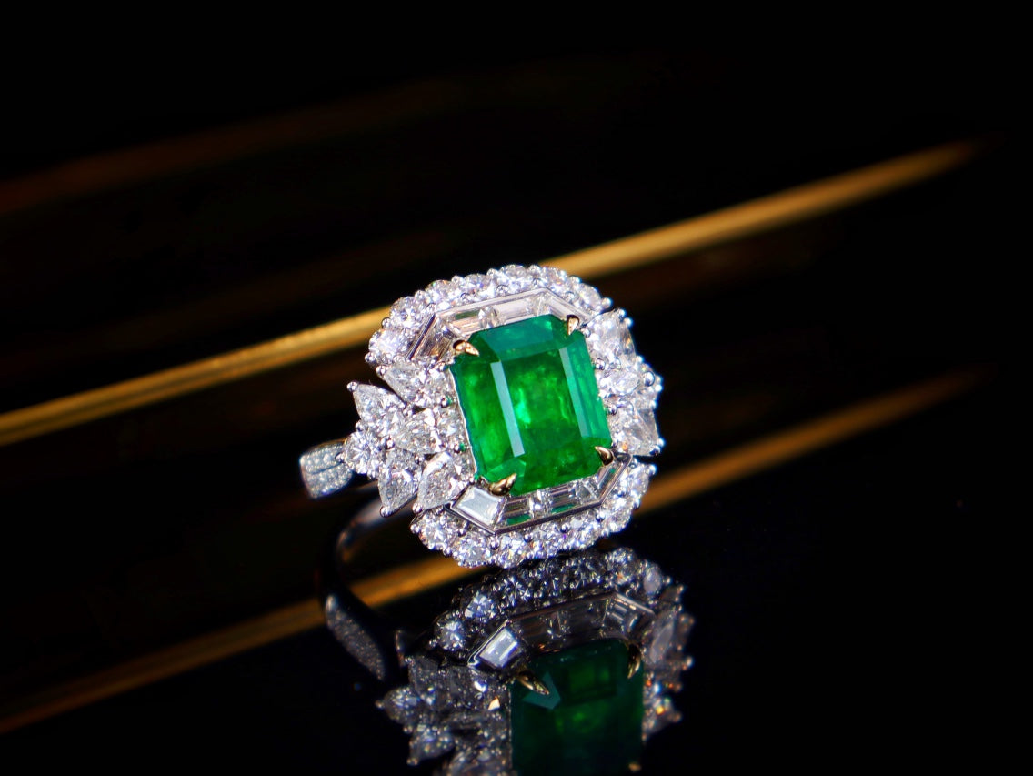 Emerald Ring - Luxurious VVG with GILD Certificate, A Jewelry Marvel