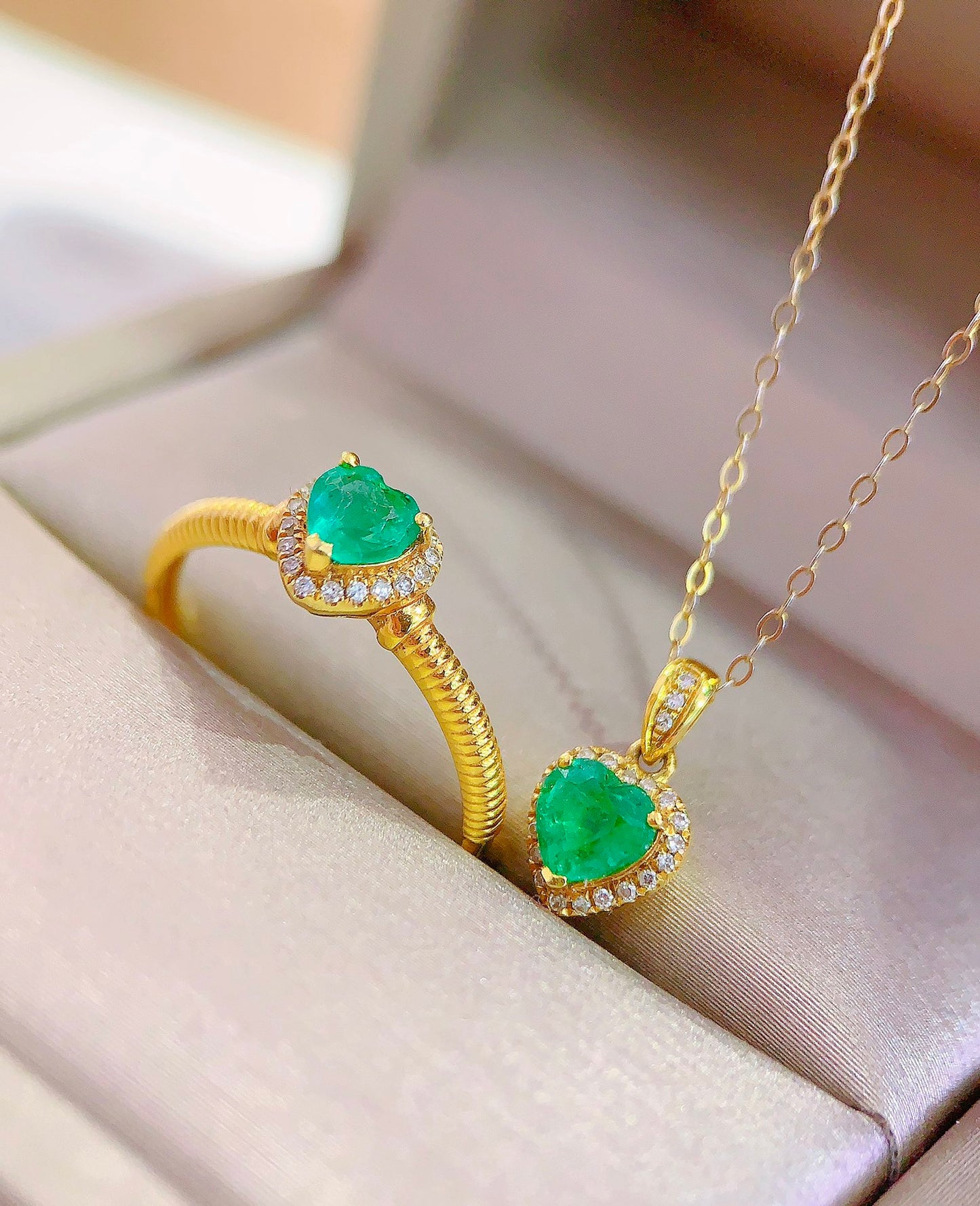 Exclusive Double 11 Jewelry Set: 18K Gold with Diamond-Embedded Emerald Ring & Pendant