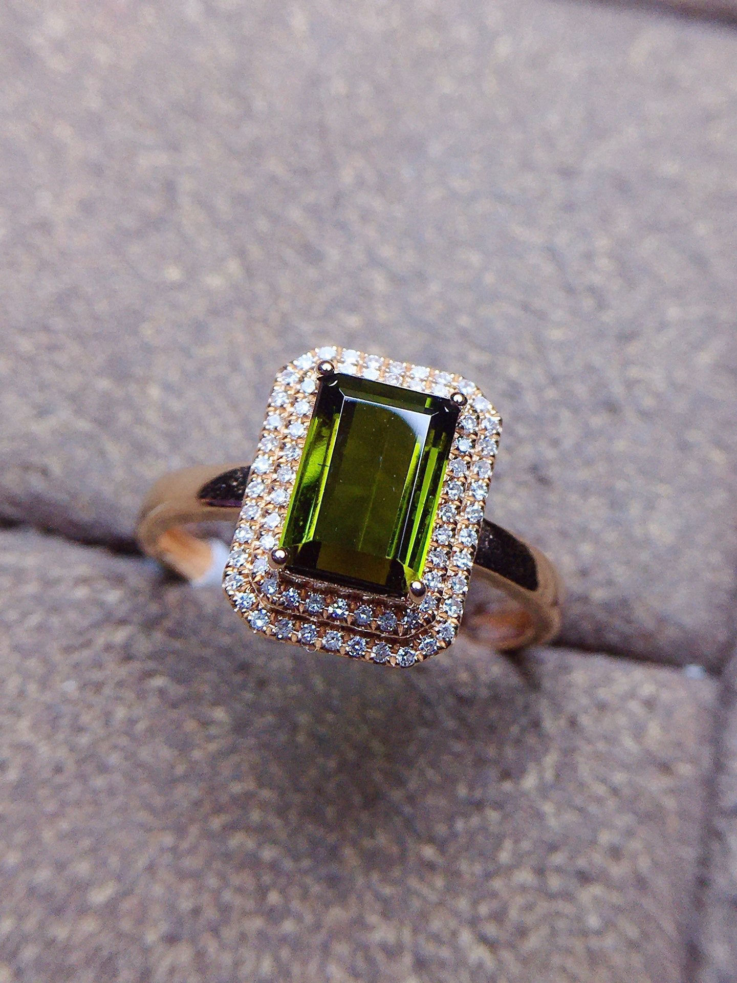 Natural Tourmaline Ring in 18k Gold - A Stunning Piece of Jewelry