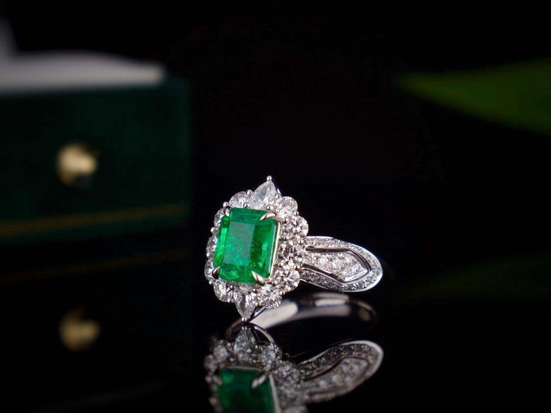 Emerald Ring Jewelry - High-Quality Vivid Green Glassy Masterpiece