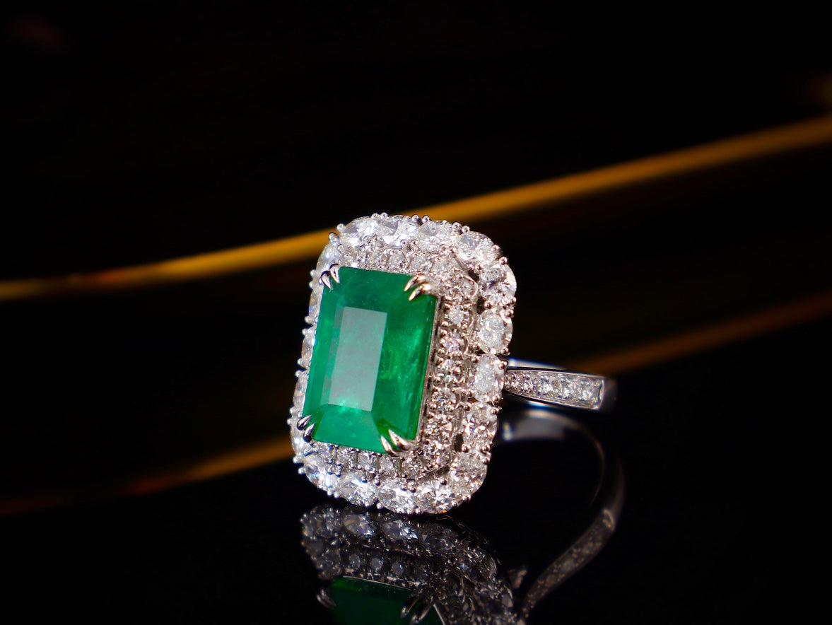 Emerald Ring - Luxurious Jewelry Piece with GIA Certificate