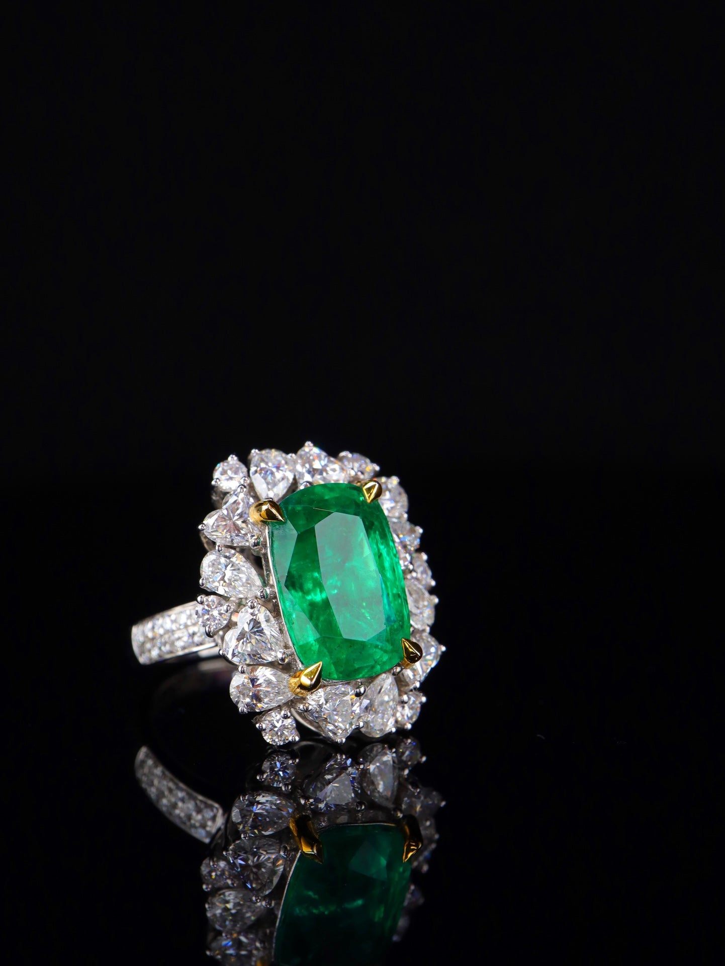 Emerald Ring - Luxurious Jewelry Piece with Intense Fire and Premium Craftsmanship