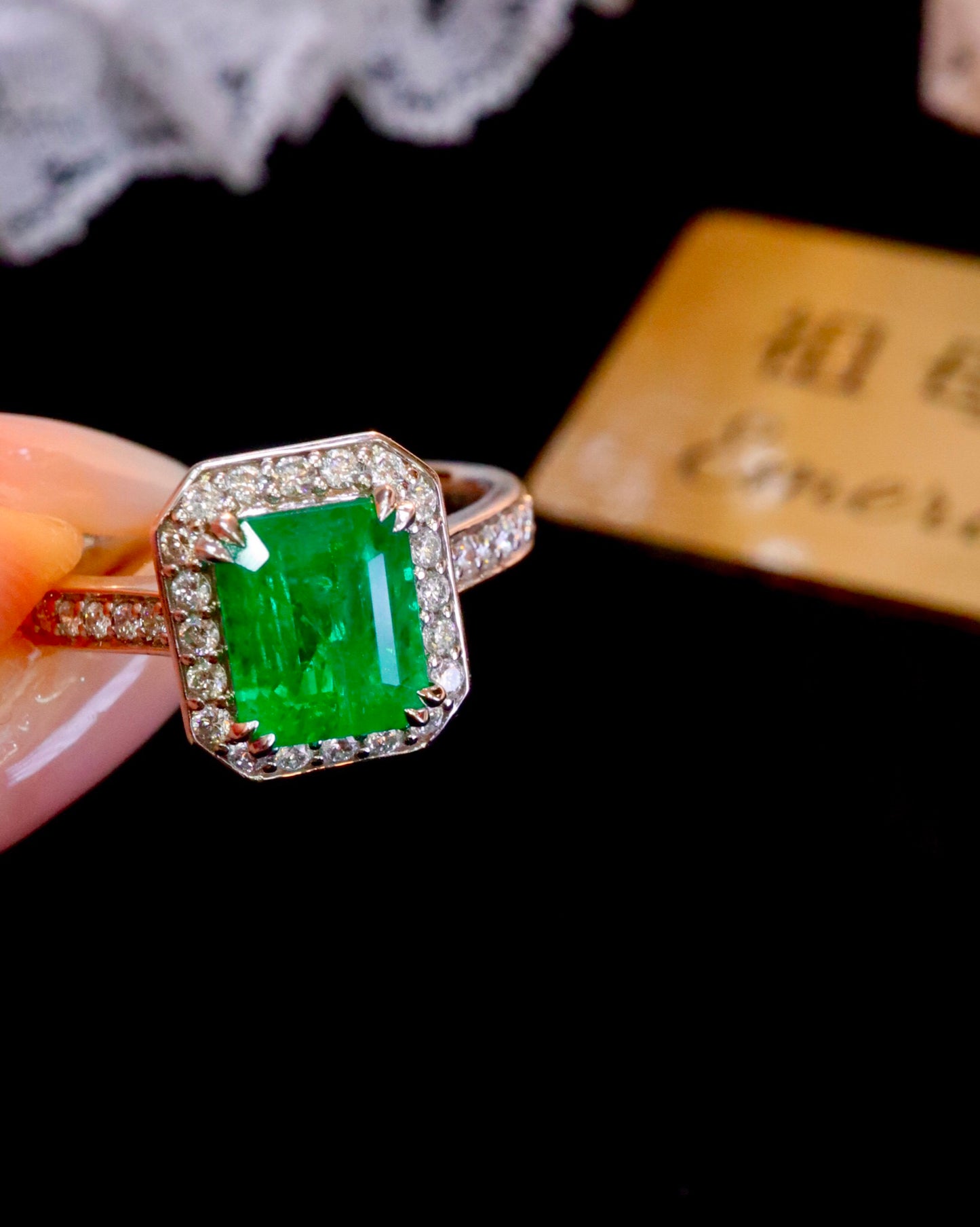 Timeless Elegance: Natural Emerald Ring in 18K Gold with Diamonds