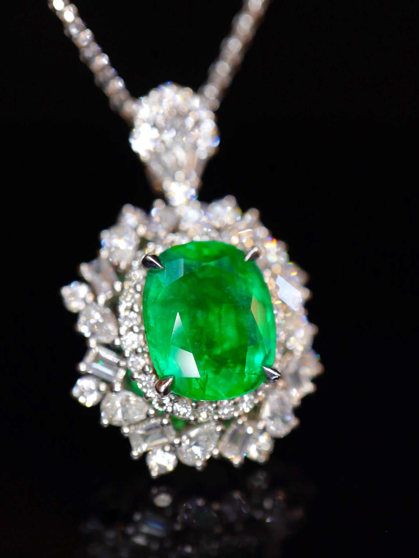 Vivid Green Emerald Pendant - Luxurious Jewelry Piece