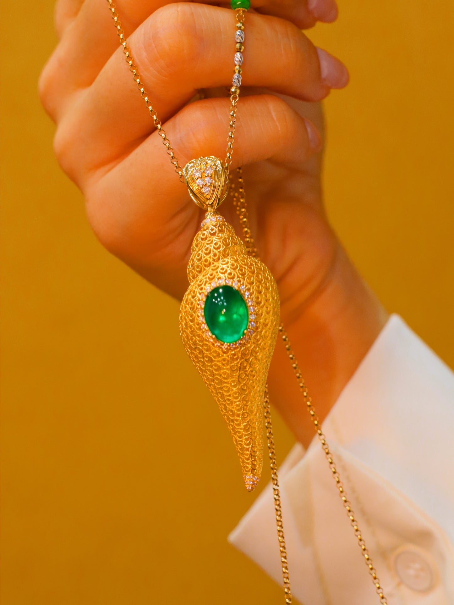 Listen to the Sea ✨ Vista Sea Conch Emerald Pendant - Luxurious Jewelry