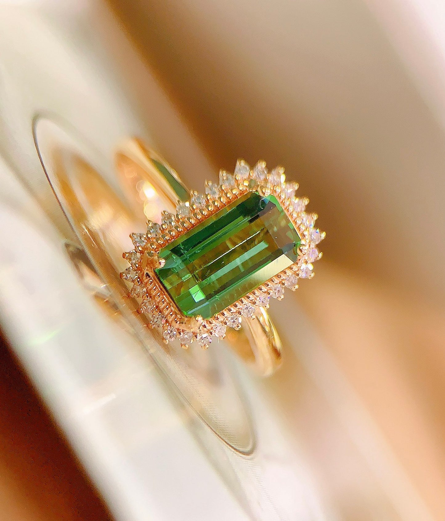 Exquisite Green Tourmaline Ring - A Symbol of Vitality and Elegance