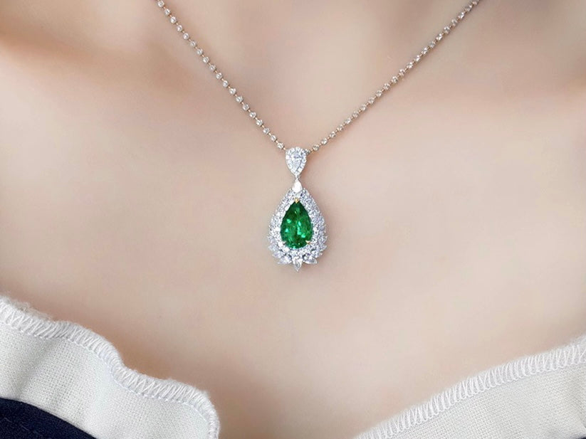 Stunning Natural Emerald Teardrop Pendant Jewelry