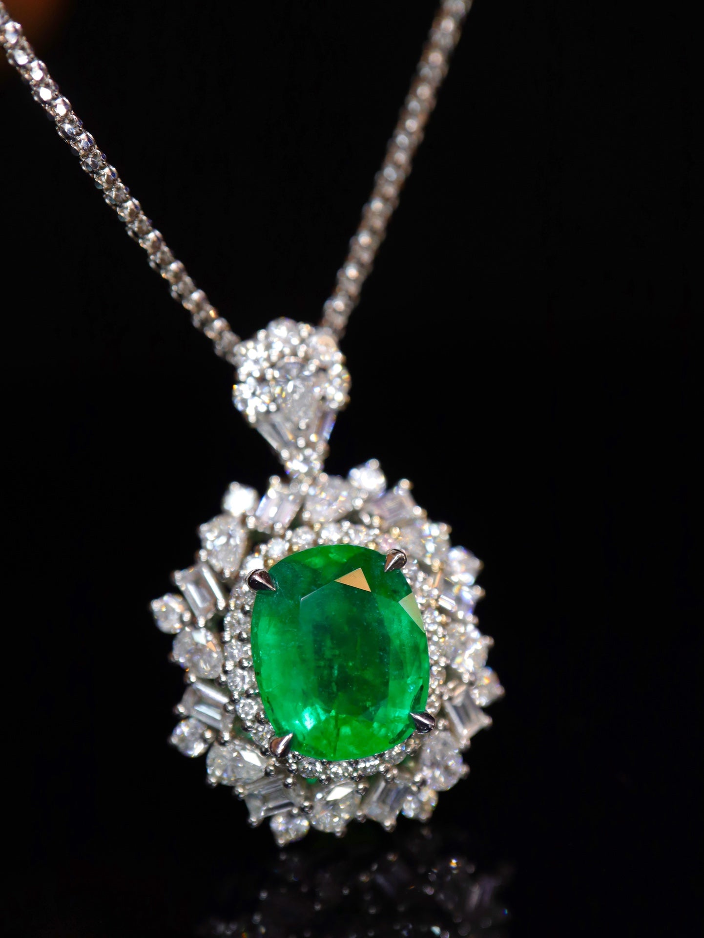 Vivid Green Emerald Pendant - Luxurious Jewelry Piece