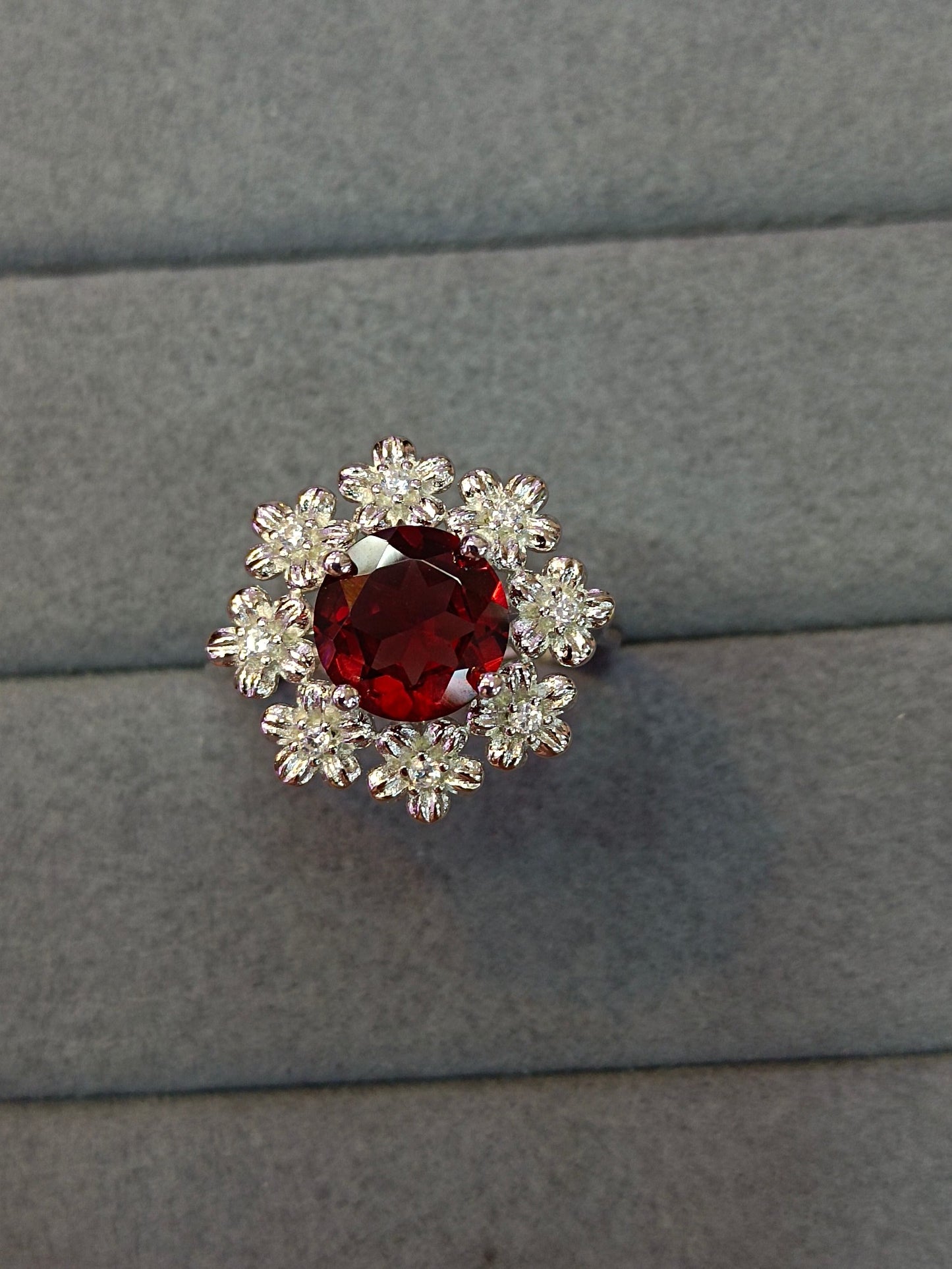 Cincin Bunga Kaya Garnet S925 Perak Indah - Barang Kemas