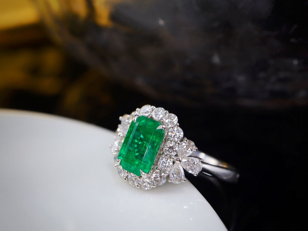 Emerald Ring - Vivid Green Glassy Luxury Jewelry