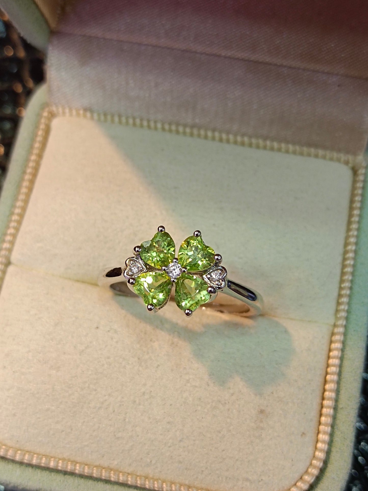 Anello in argento sterling S925 con quadrifoglio impreziosito da peridoto e cuore - Gioielli eleganti