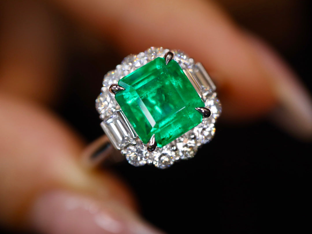 Elegant Emerald Ring - A Timeless Piece of Jewelry