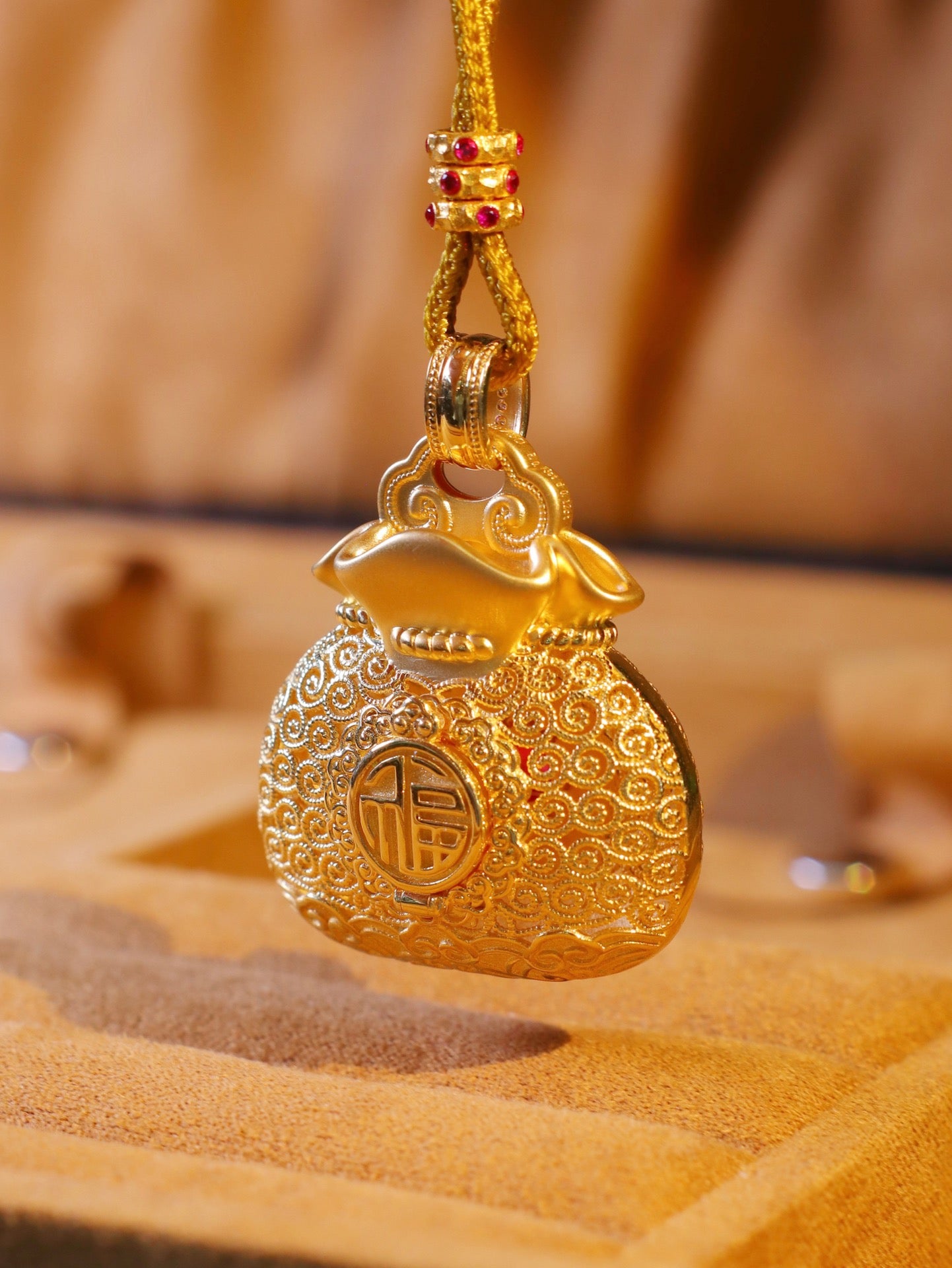 Luxurious Jewelry Collection: 18k Gold Embedded with Unburned Ruby Pendant