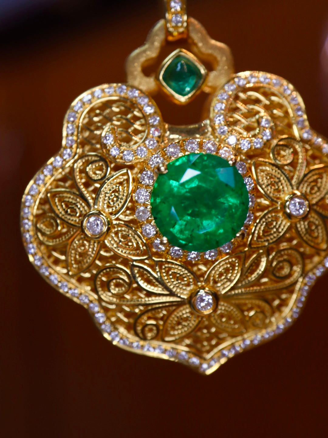 Emerald Green Amulet Pendant Jewelry - Locking in Safety and Fortune