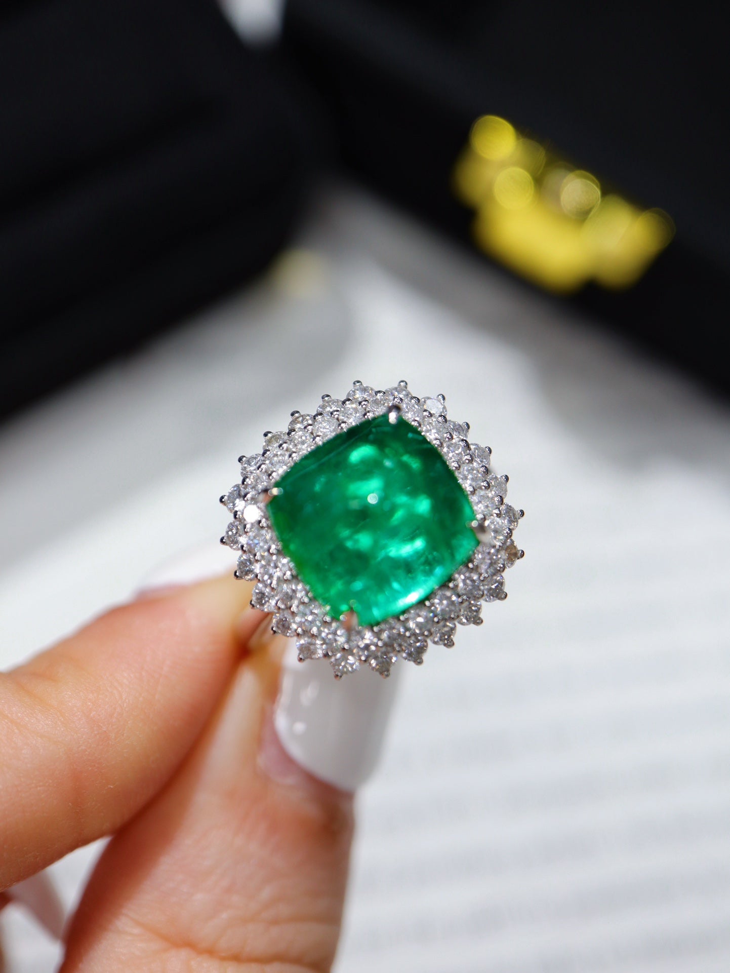 Sugarloaf Emerald Ring: A Luxurious Jewelry Piece