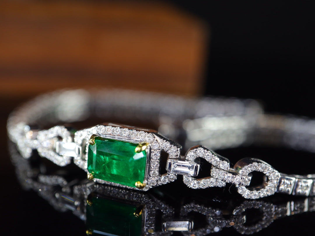 Elegant Emerald Bracelet: A Touch of Luxury Jewelry