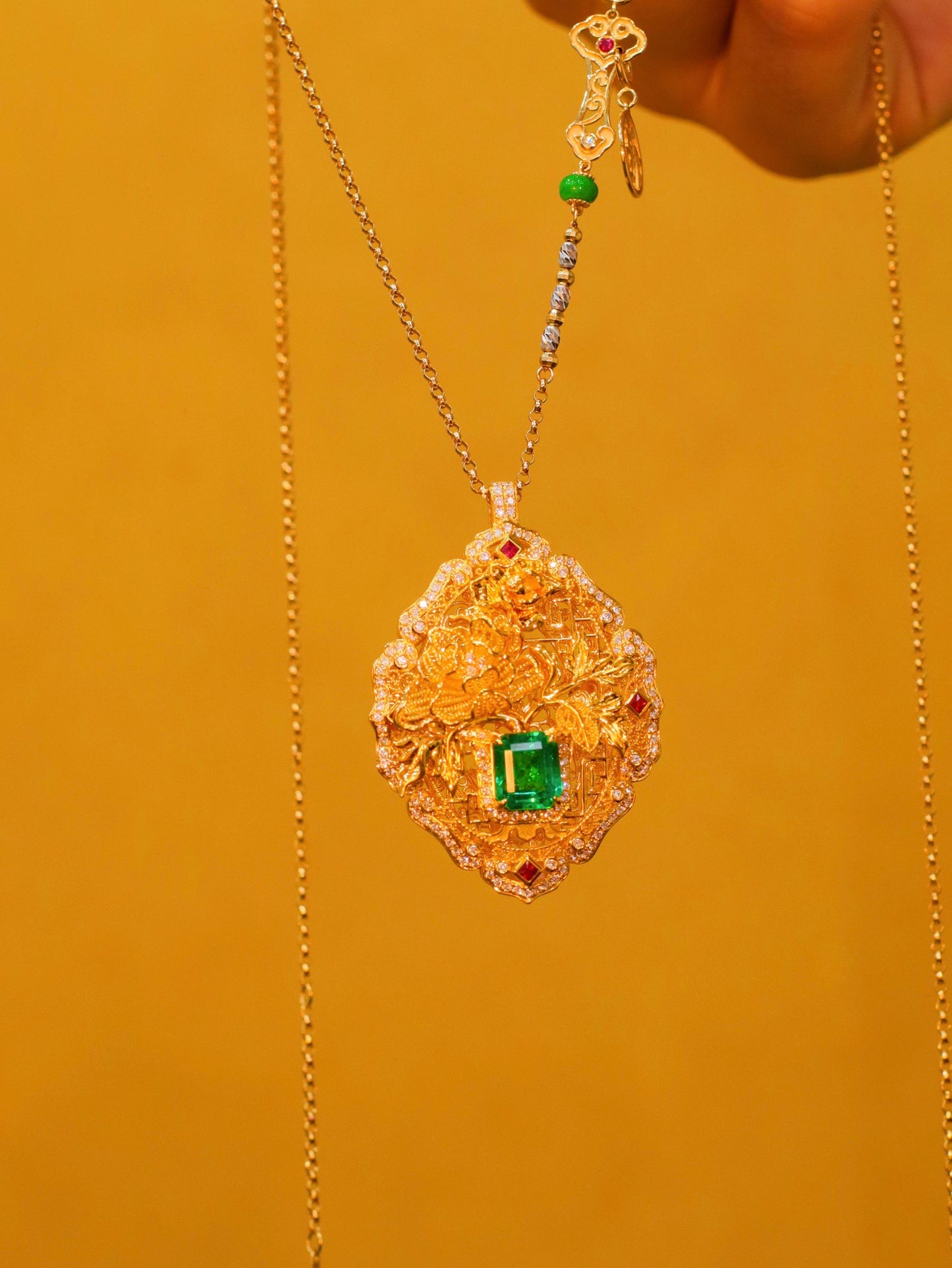 Elegant Chinese-Style Jewelry: Emerald Pendant with Intricate Craftsmanship