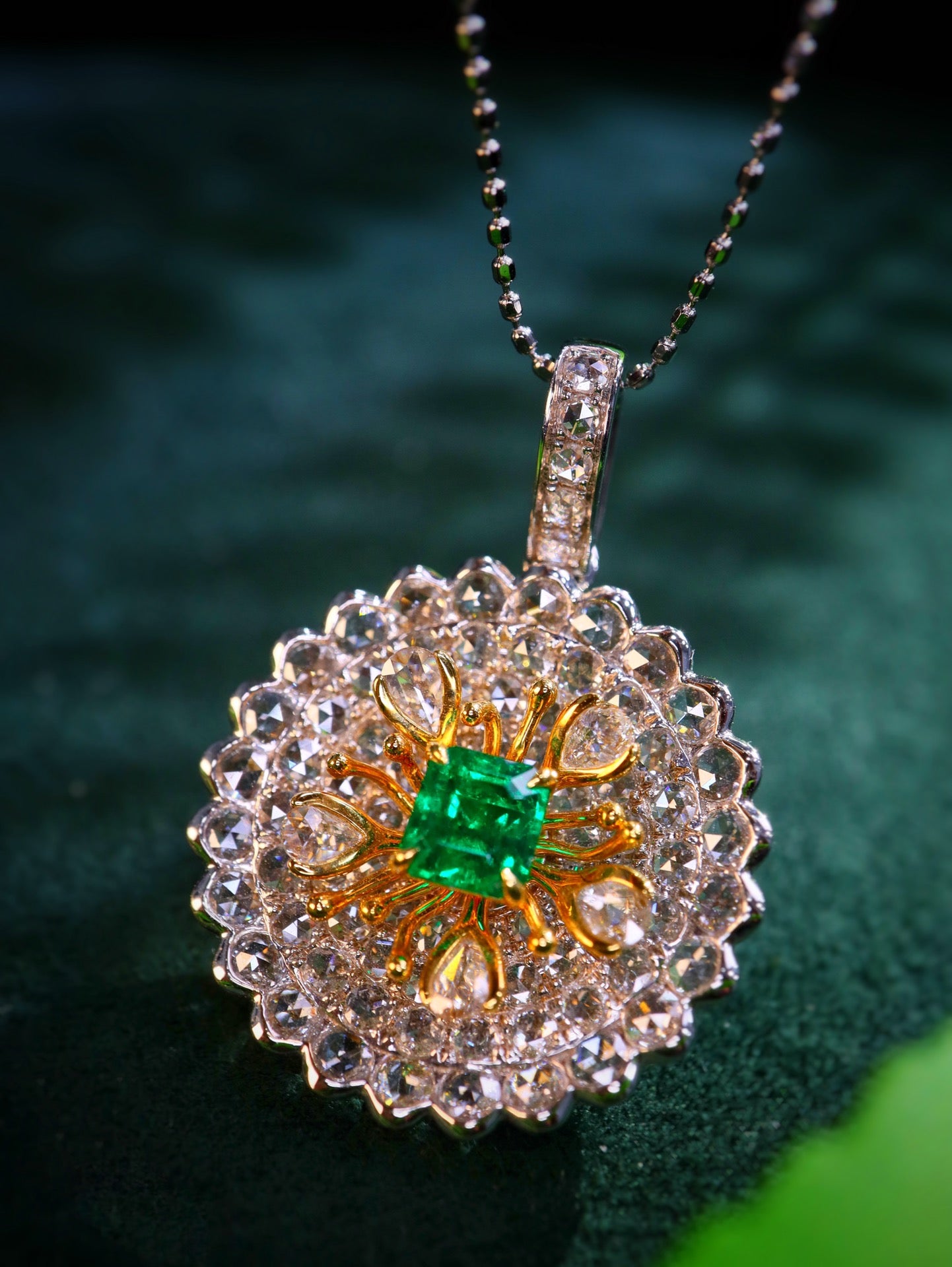 Panjshir Emerald Pendant - En glittrande VVG Warton Green Smycken Gem