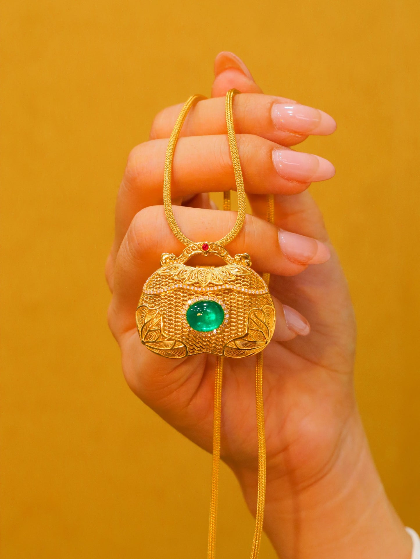 Enchanting Emerald Pendant Jewelry - Lock in Luck and Bliss