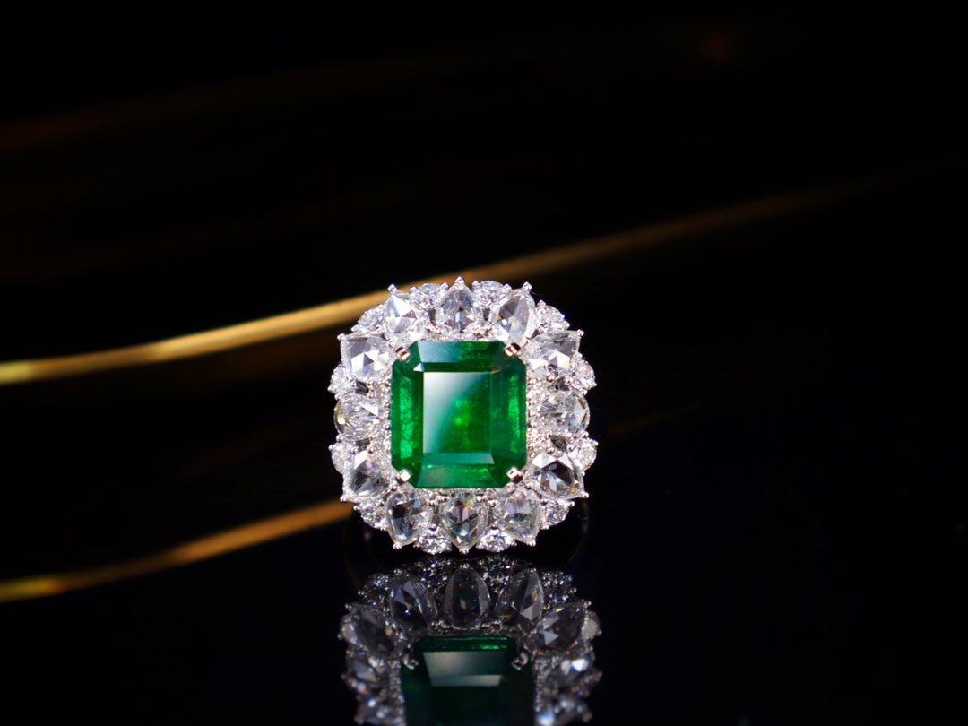 Emerald Ring - Luxurious Jewelry Piece with Exceptional Craftsmanship