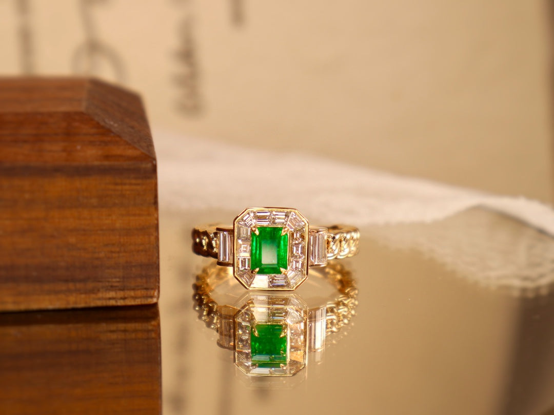 Emerald Green Cuban Link Ring - A Must-Have Jewelry Piece for Trendsetters