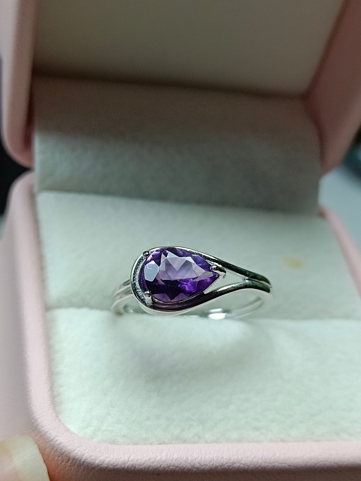 Mystischer lila Amethyst-Wassertropfen-Ring – einzigartiges Schmuckstück