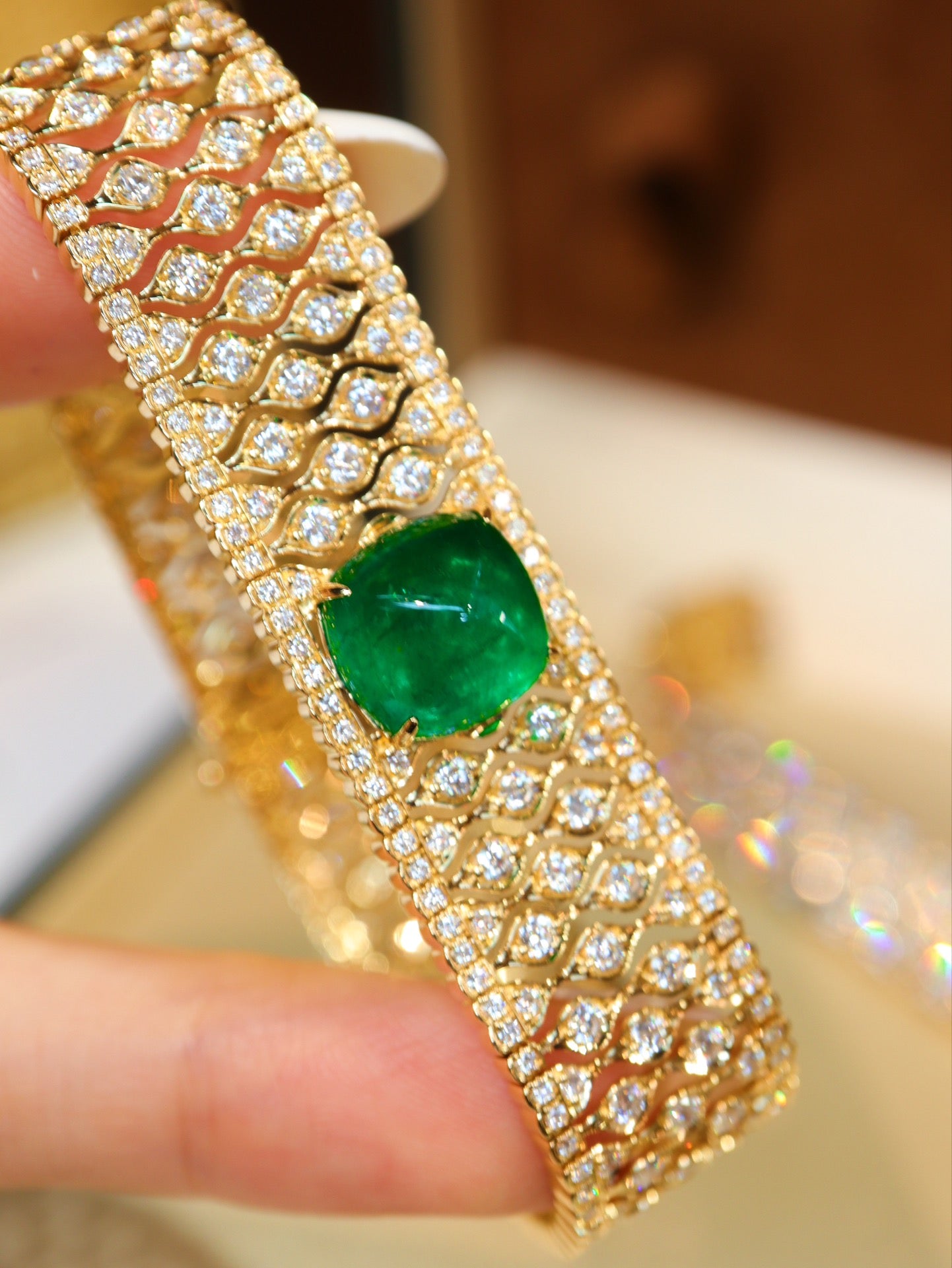 Luxurious Custom-Made Emerald Bracelet - Exclusive Jewelry Collection