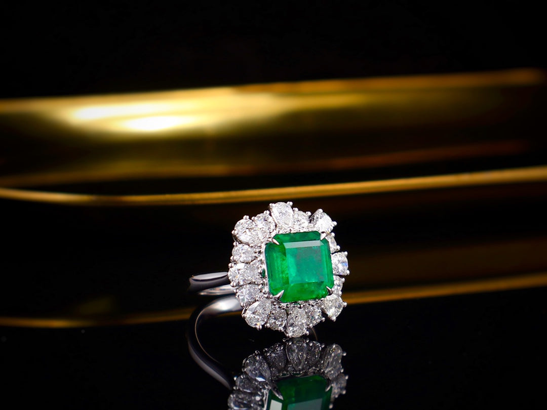 Emerald Ring Jewelry: Luxurious Piece with GIA Certificate