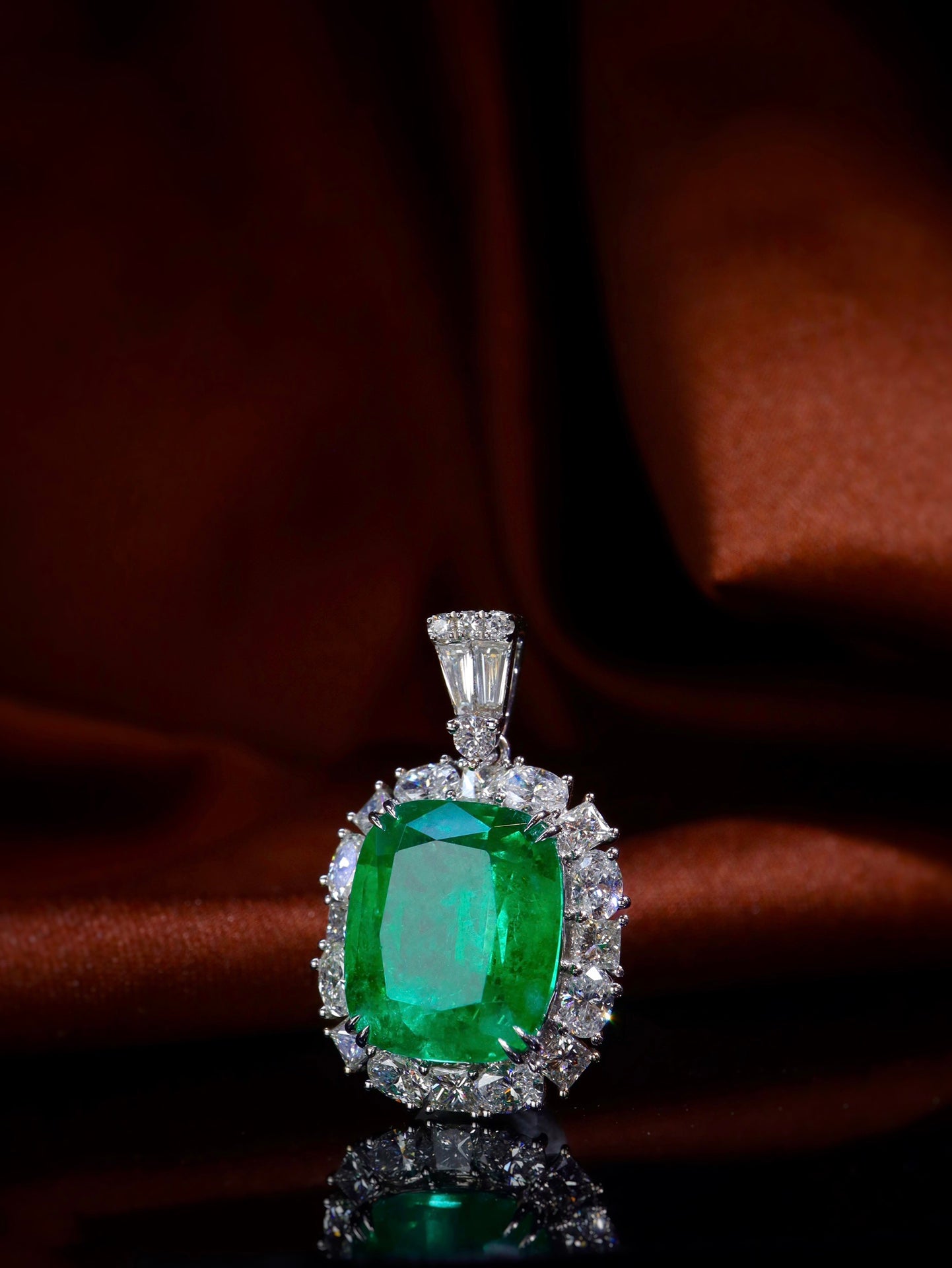 Emerald Pendant Jewelry: Exquisite Collection Piece with GIA Certificate