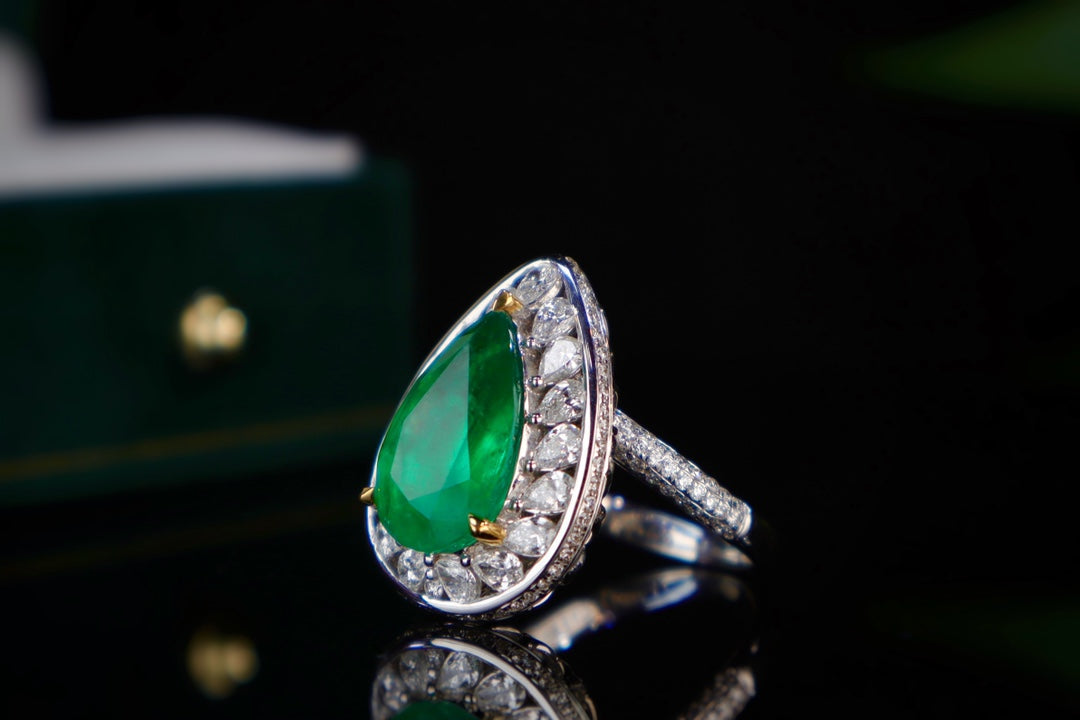 Emerald Ring with Exceptional Clarity and Design - Premium Jewelry