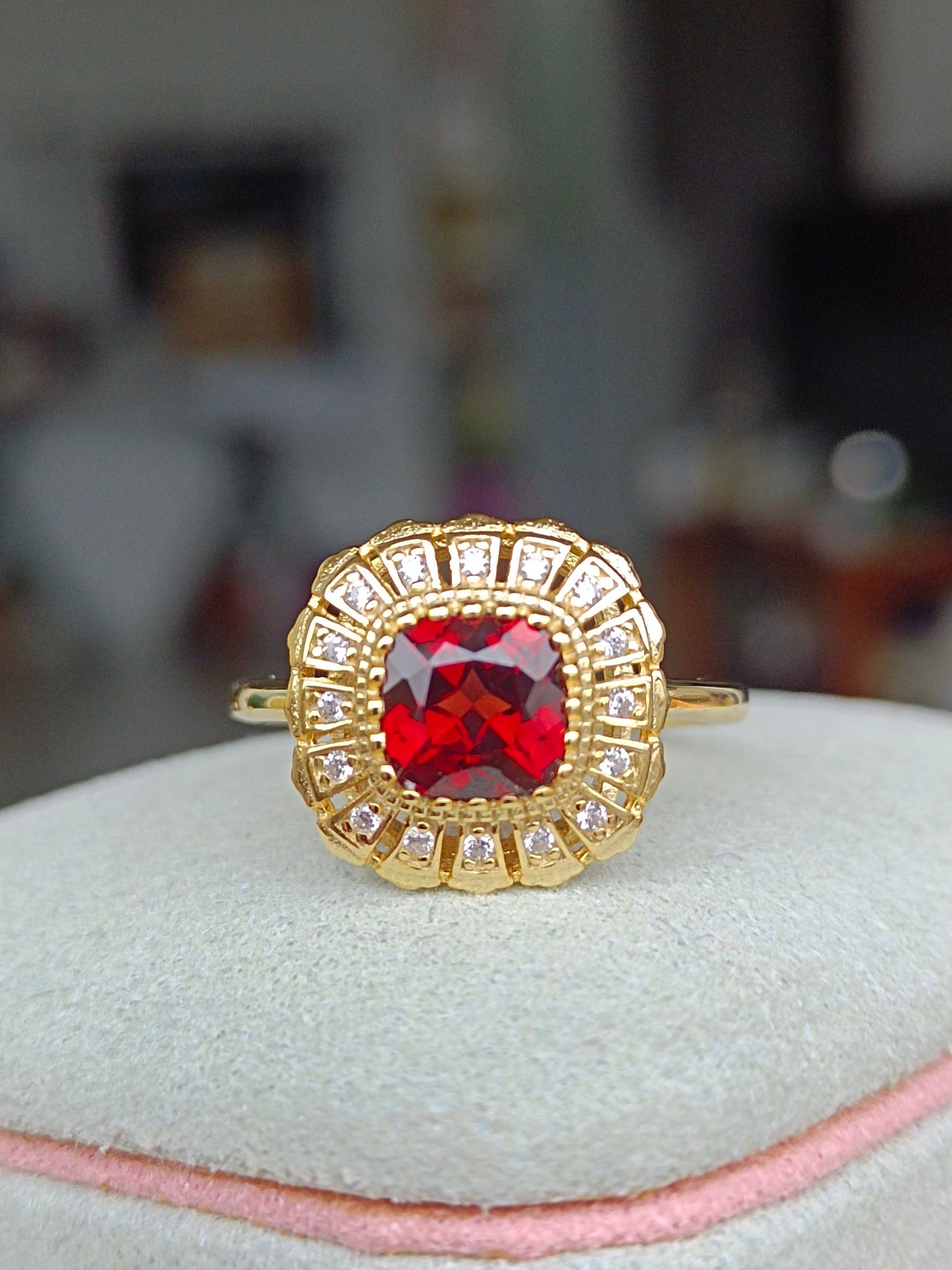 Exquisite Natural Garnet Ring - A Masterpiece of Jewelry Craftsmanship