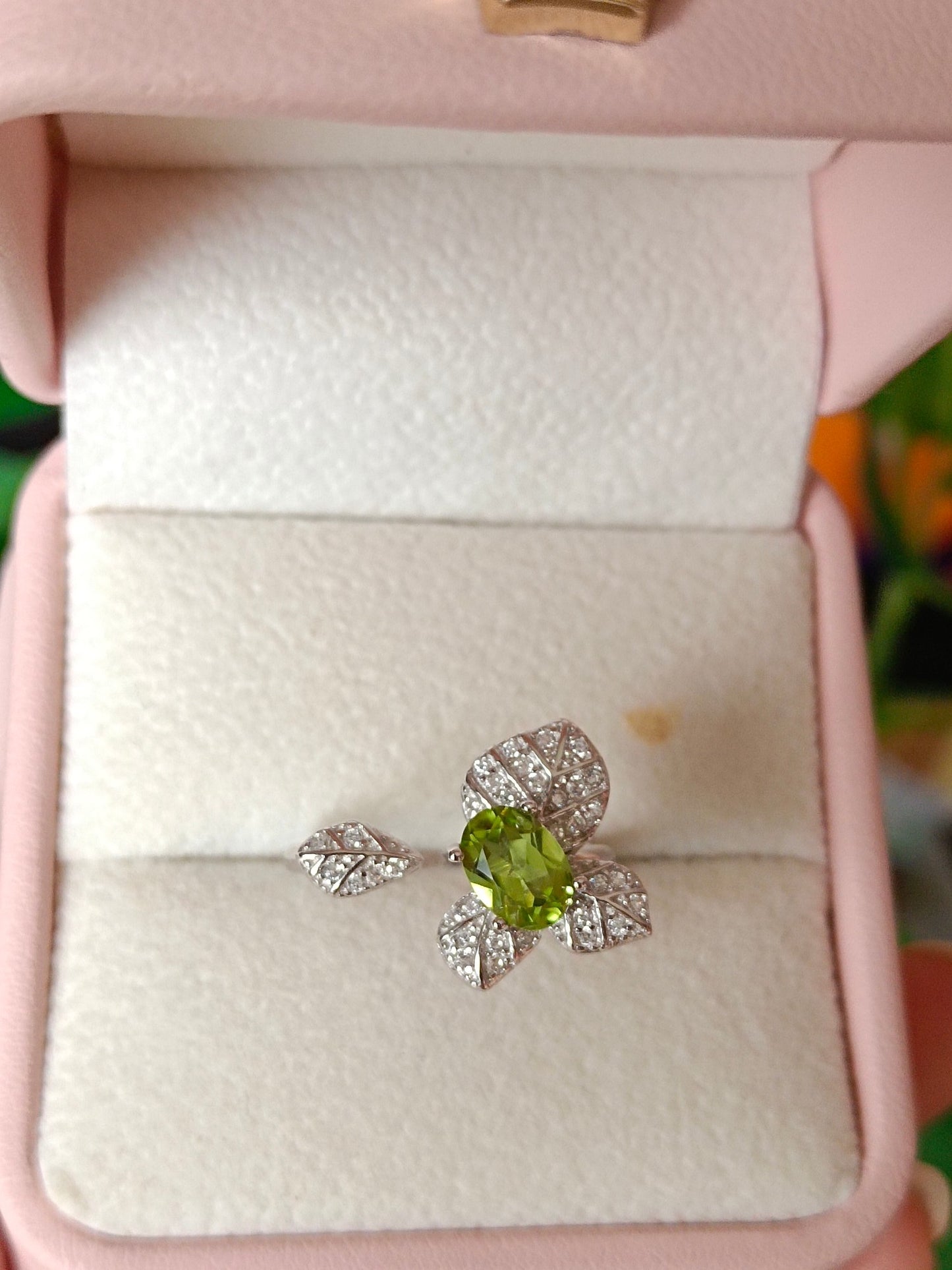 Anello con peridoto naturale radioso: un tocco di primavera in gioielleria