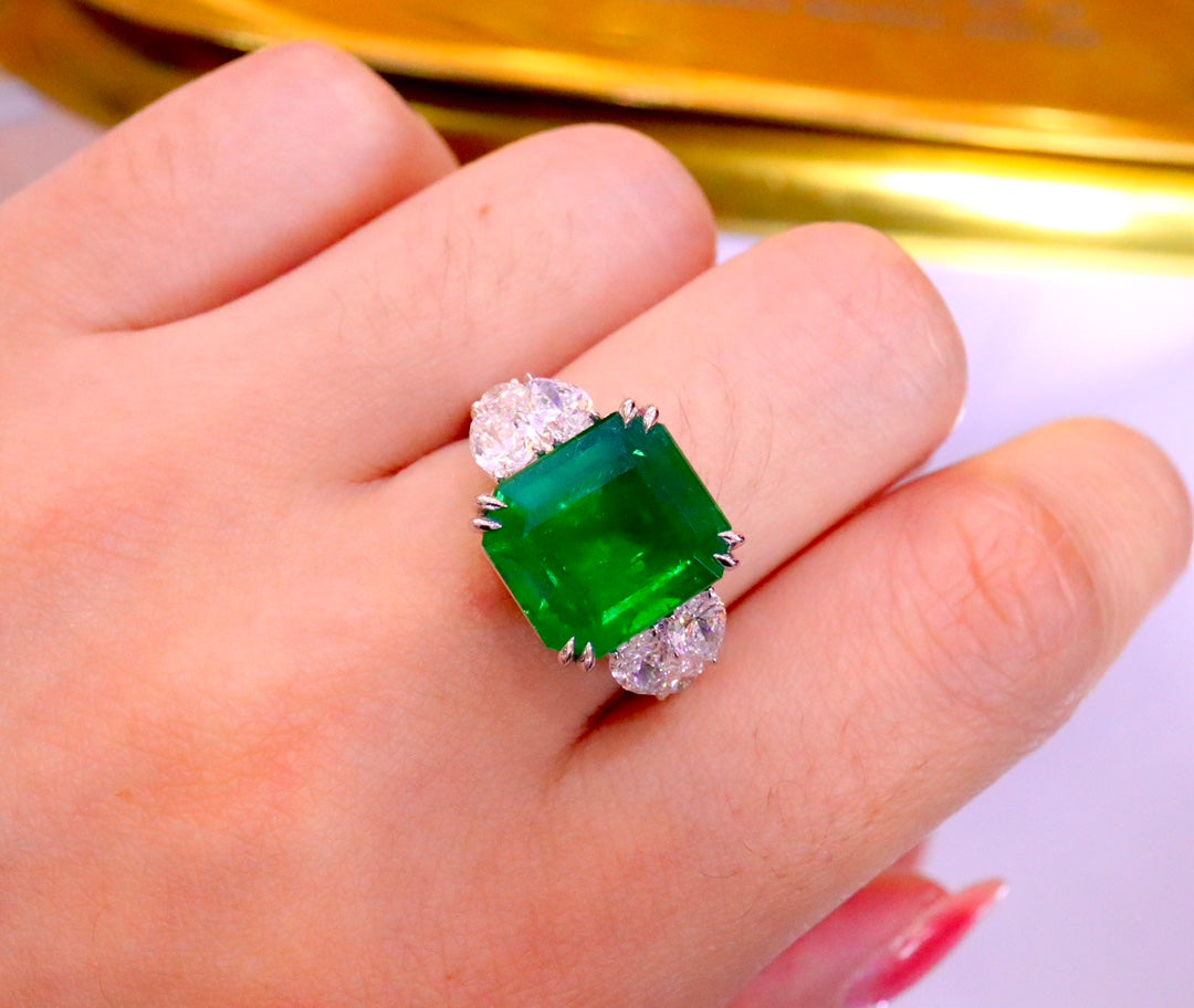 Elegant Three-Stone Jewelry: 18K Gold and Natural Emerald Ring