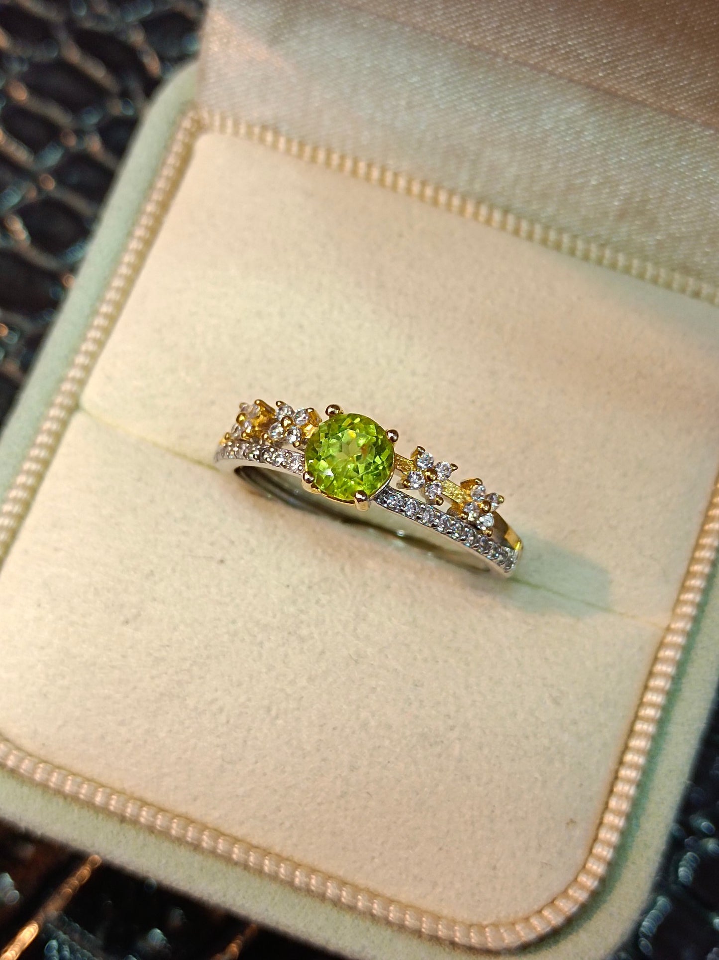 S925 Silver Embedded Peridot Dual-Color Ring - Exquisite Jewelry