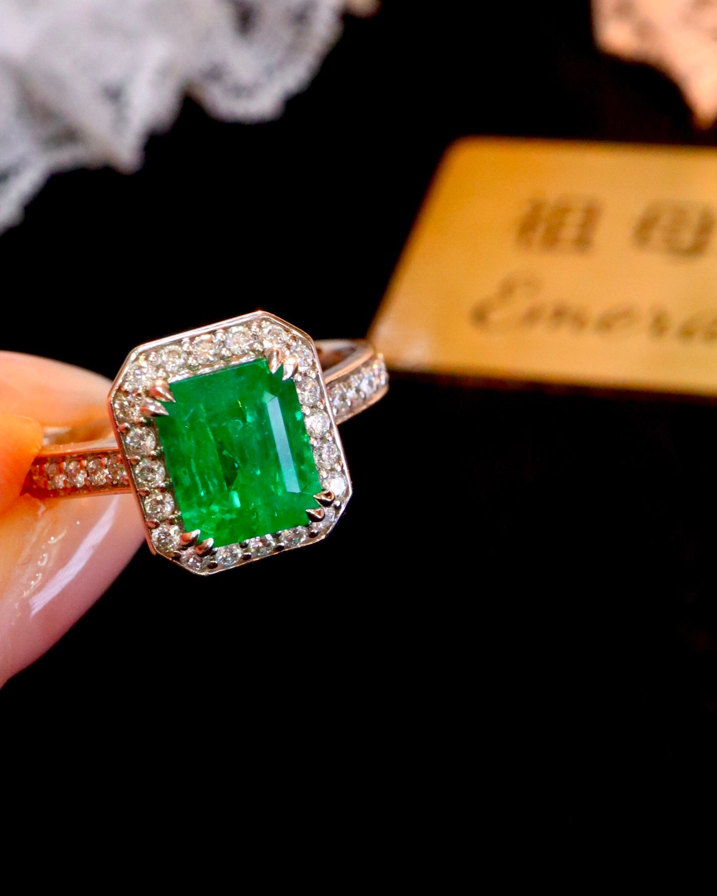 Timeless Elegance: Natural Emerald Ring in 18K Gold with Diamonds