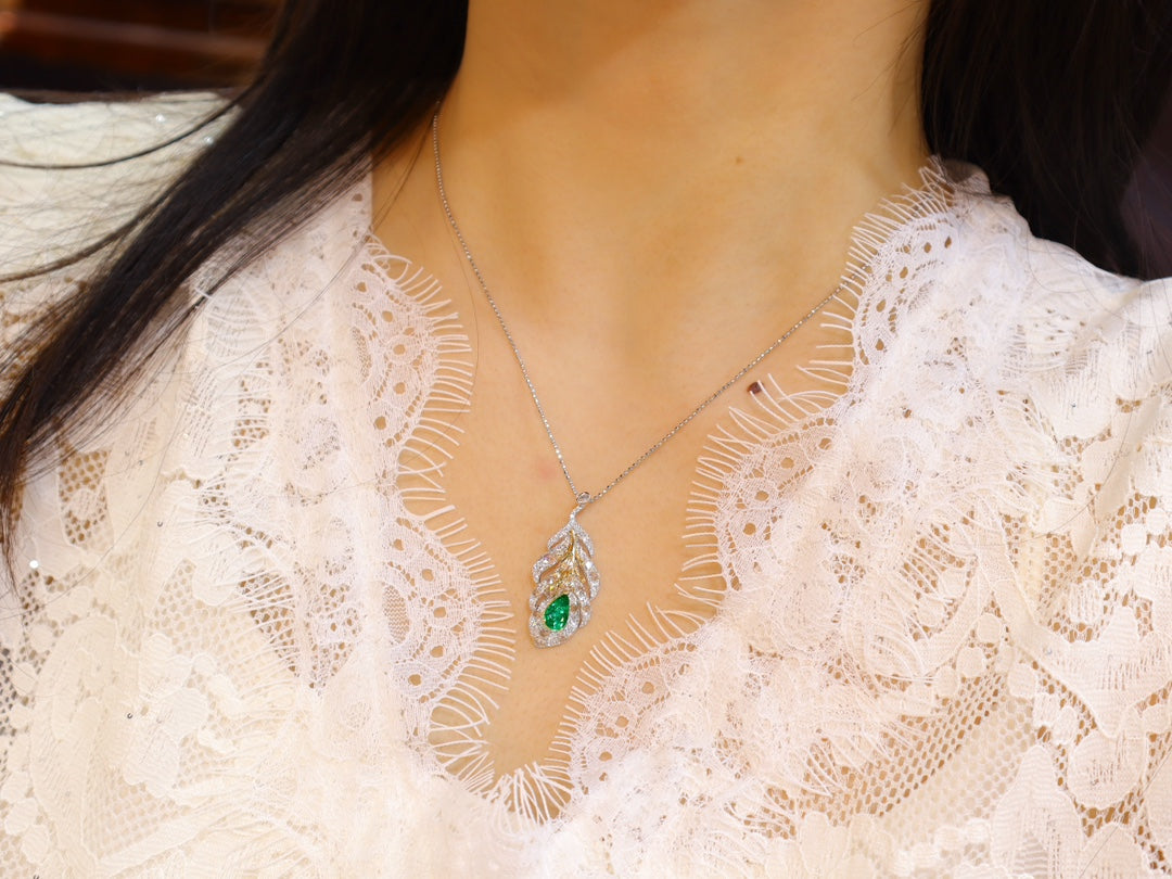 Exquisite Emerald Pendant Jewelry with Intricate Feather Design