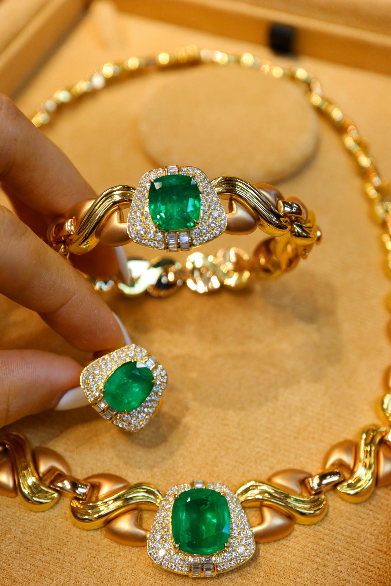 Emerald smyckesset: Vintage modern design, 18K guld och diamantaccenter