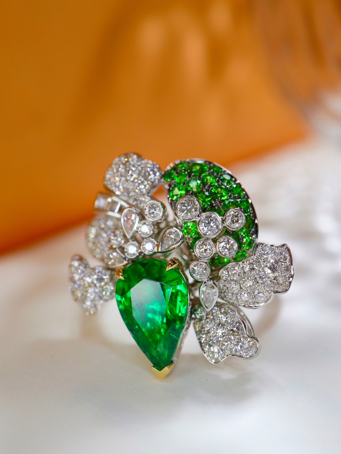 Emerald Flower Jewelry Design with Sparkling Diamonds