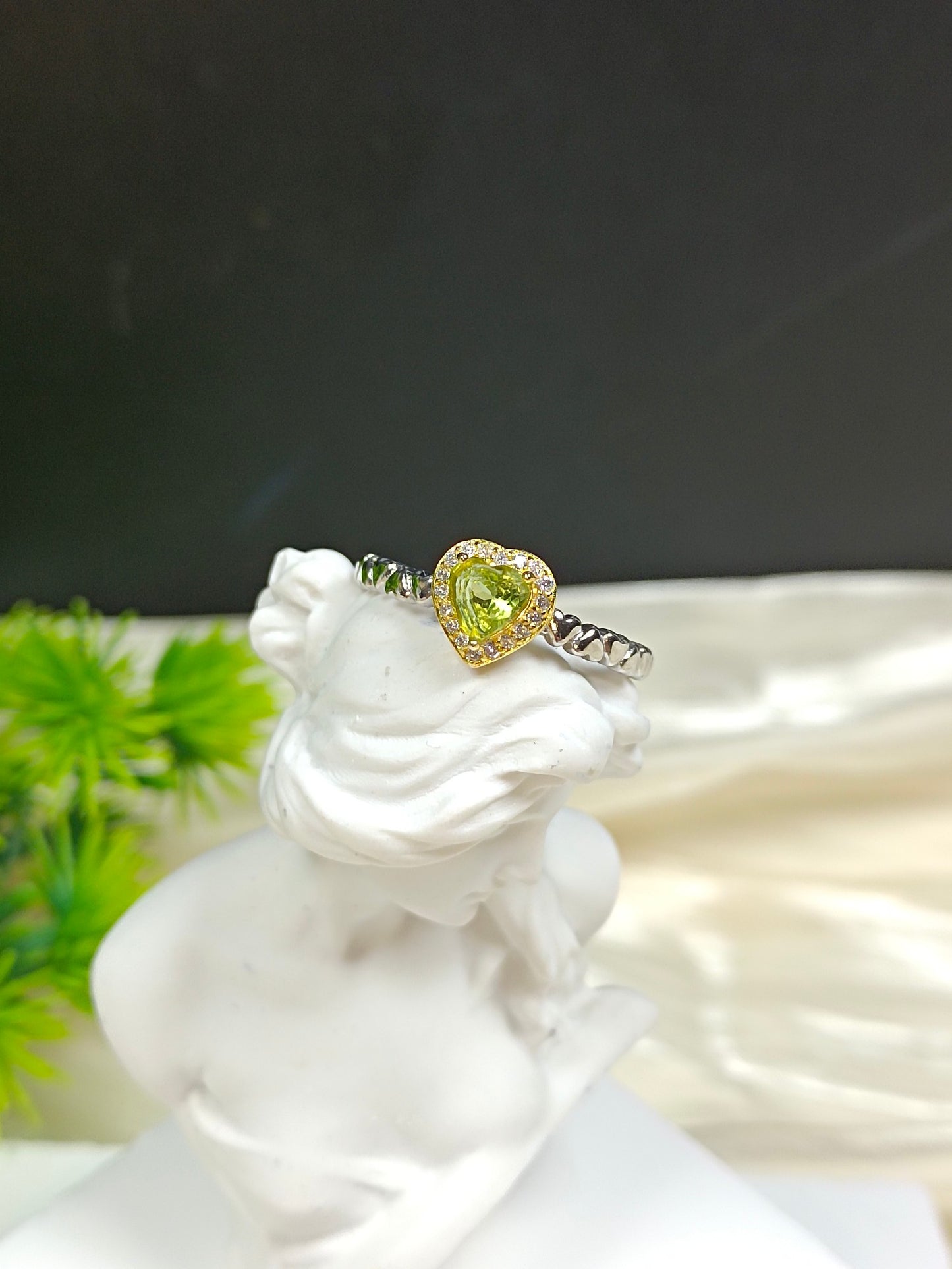 Elegant S925 Silver Embedded Heart-Shaped Peridot Ring - Fashion Jewelry