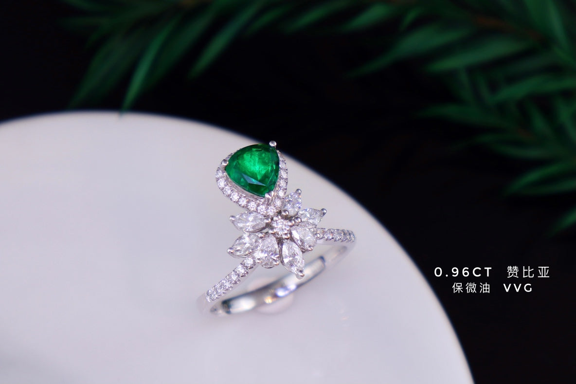 Emerald Ring - Premium Jewelry Piece with Vibrant Green Hue