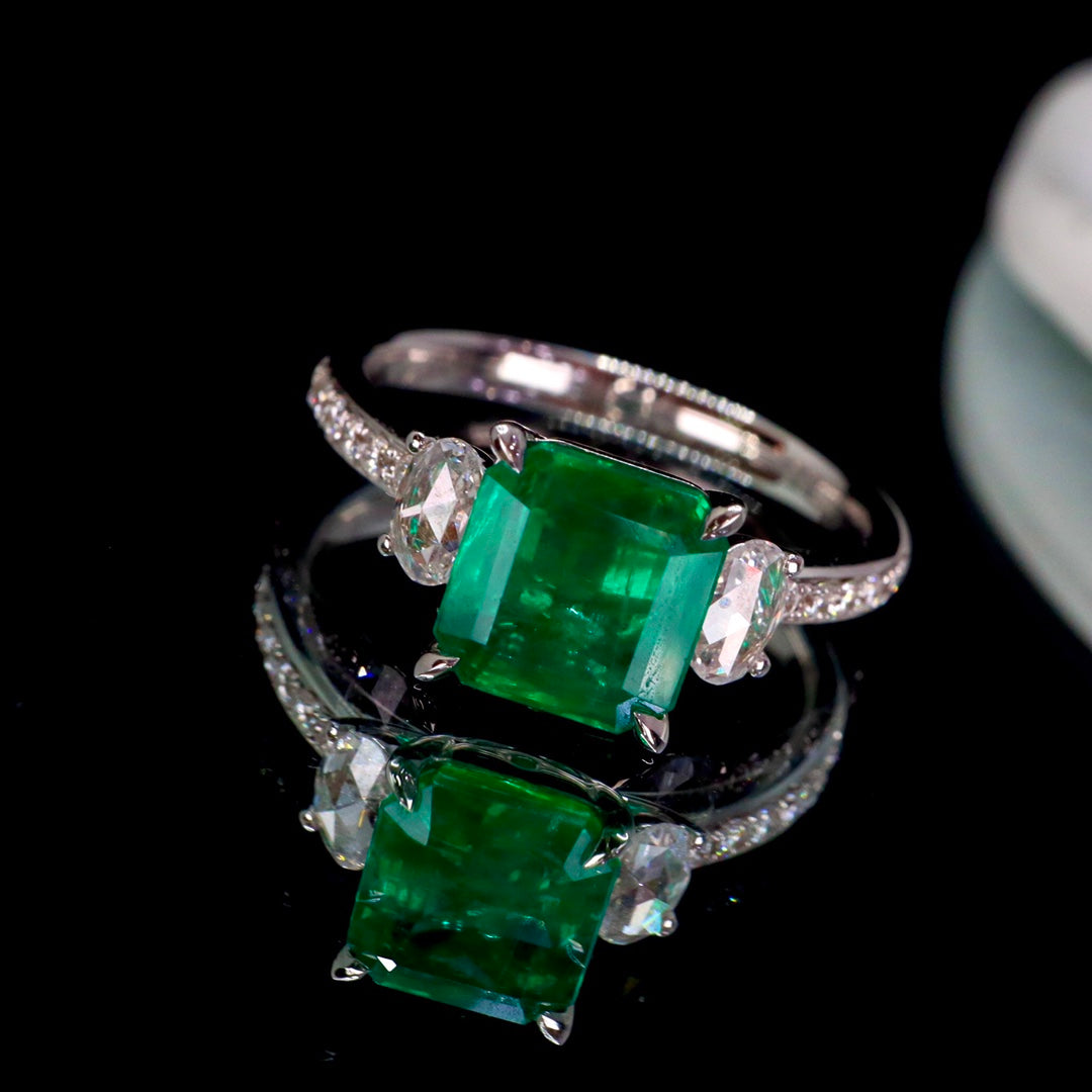 Exquisite Emerald Ring - A Classic Jewelry Piece