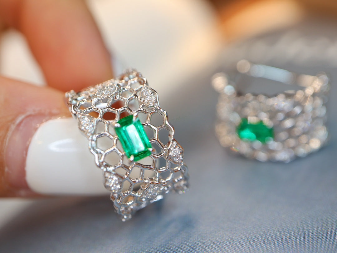 Buccellati-Style Emerald Earrings - A Classic and Elegant Jewelry Piece