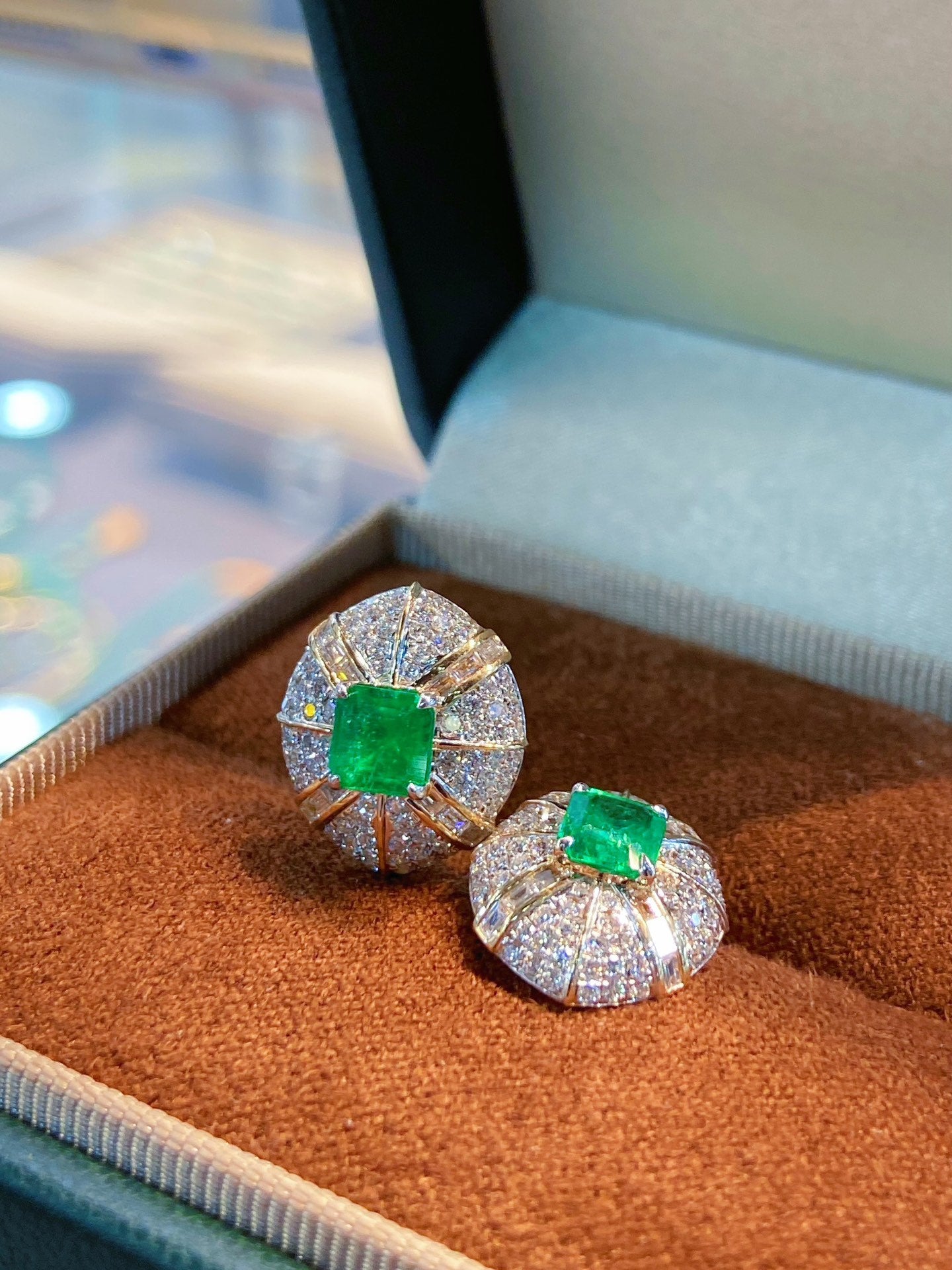 Subang Panjshir Emerald Stud: Sekeping Barang Kemas Mewah dan Halus