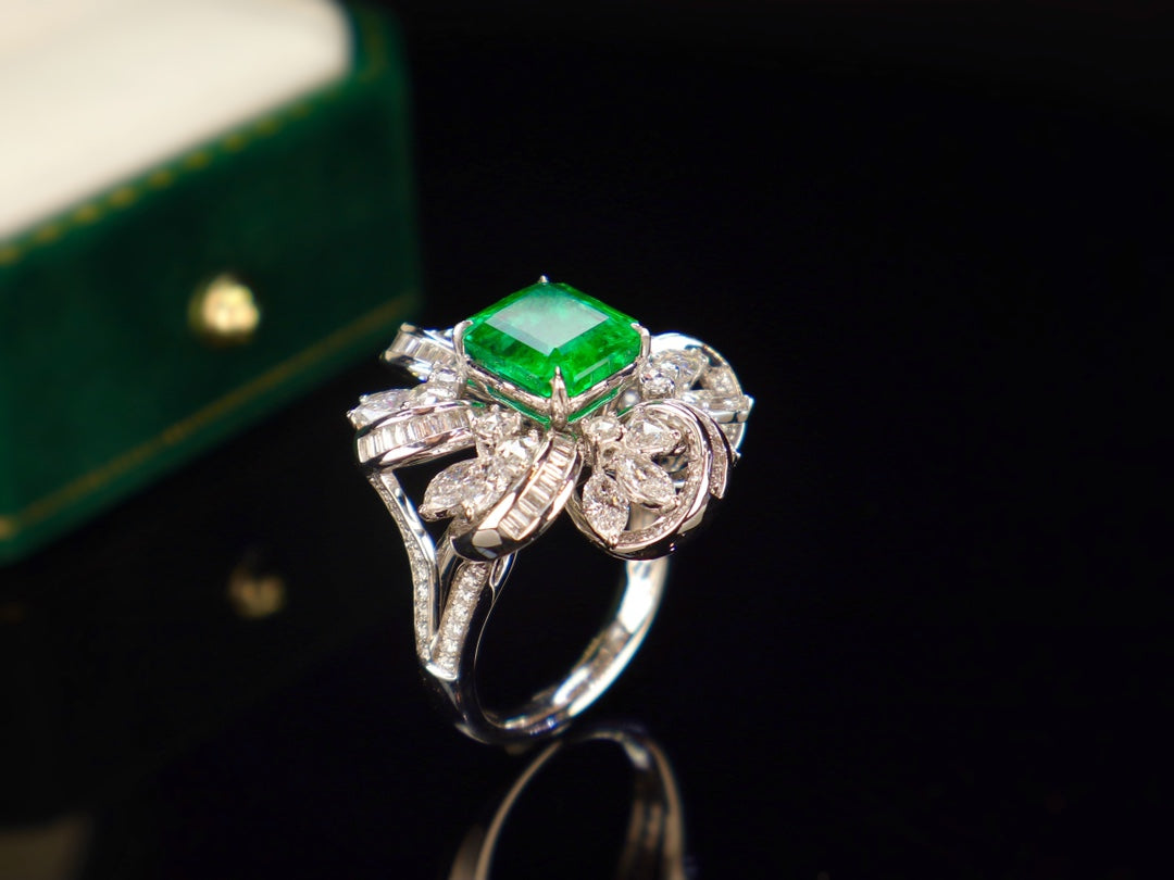 Emerald Ring with Advanced Flower Design - Premium Jewelry Collection