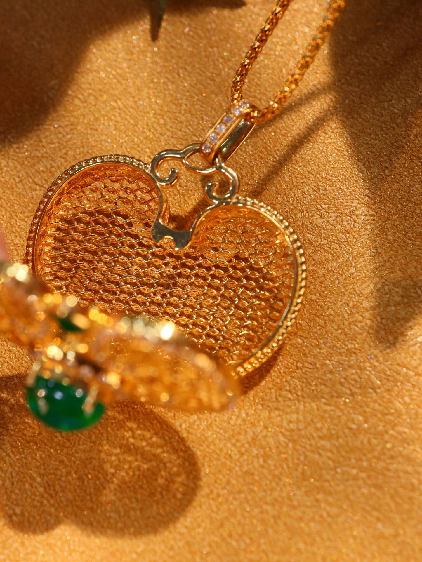 Ruyi Padlock Pendant Jewelry - Emerald Charm with Openable Sachet