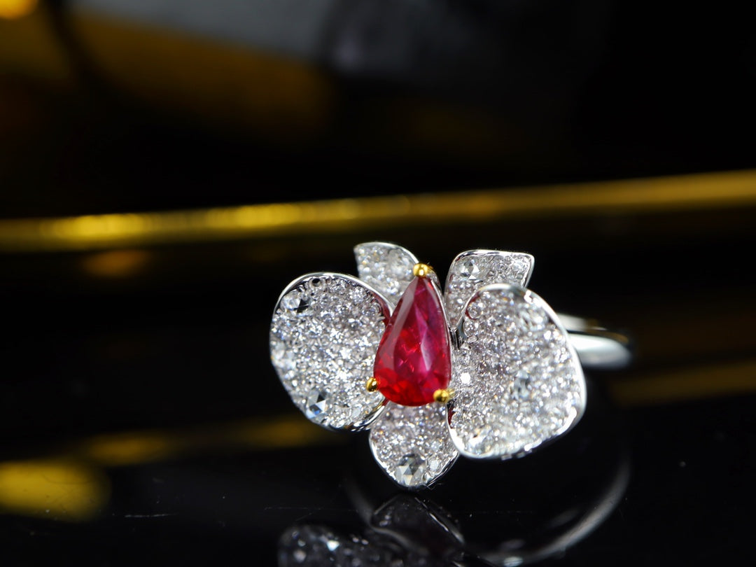 Anillo de rubí rojo sangre de paloma con diseño de orquídea con incrustaciones de diamantes - Joyería Premium